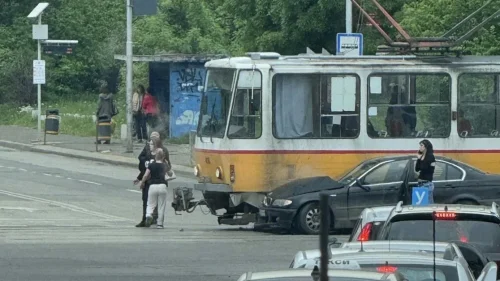 Кола се заби в трамвай до Румънското посолство в София: кръстовището е блокирано