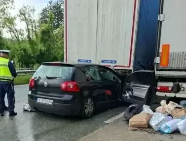 Смъртоносен удар на Е-79 край Ботевград: кола се вряза в спрели ТИР-ове