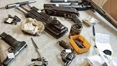 Арсенал в Плевен: ГДБОП иззе карабини, пистолети и над 70 боеприпаса, двама са задържани (СНИМКИ)