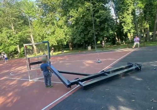 Баскетболен кош падна на ново спортно игрище в столичния квартал &bdquo;Лагера&ldquo; в присъствието на деца около него