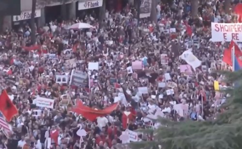 Протестите в Албания достигнаха 9-ия си ден &ndash; хиляди искат оставката на премиера Рама (ВИДЕО)