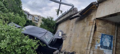 Кола падна в подлез в Бургас след гонка с полицията, в автомобила са открити мигранти