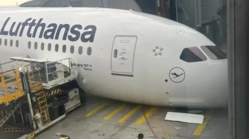 Драма на летище Франкфурт: Самолет на Lufthansa се срина върху носа си преди полет (ВИДЕО)