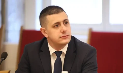 Ако българската отбранителна индустрия може да произвежда за други армии, защо не получава шанс да произвежда за българската?