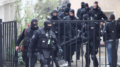 МВР с масирана акция във Варна: Проверяват офиси на КУБ, търсят документи