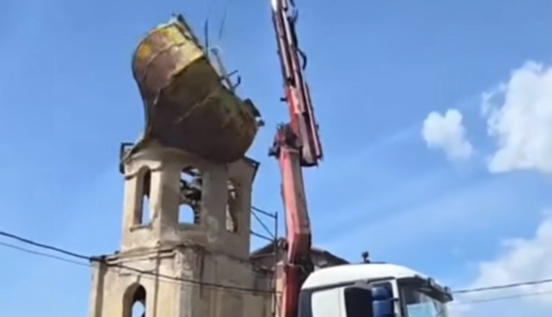 Автокран изпусна купола на 169-годишна църква в Голема Раковица (ВИДЕО)