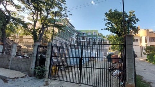 Срокът изтече: Бутат оградата на незаконното селище край Варна
