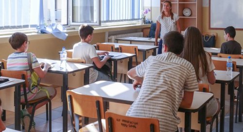 Вариант 1 е изтеглен: Близо 55 000 седмокласници се явяват на НВО по БЕЛ