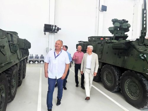 Министърът на отбраната провери сглобяването на бойните машини &bdquo;Страйкър&ldquo; във Велико Търново