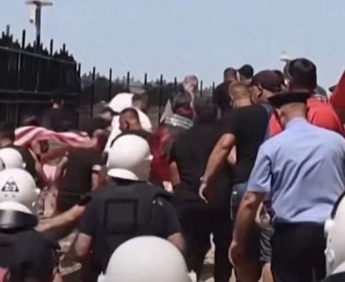 (ВИДЕО) Протести срещу луксозни курорти в Албания прераснаха в сблъсъци с полицията