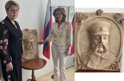 Форум &bdquo;България &ndash; Русия&ldquo; дари на Посолството на Русия барелеф на Цар Освободител