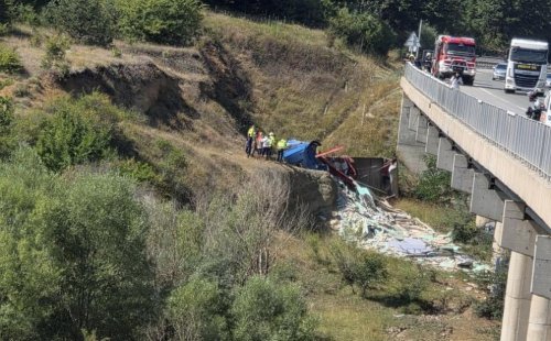  Камион падна в дере на АМ &bdquo;Струма&ldquo; край Перник, шофьорът е откаран в болница