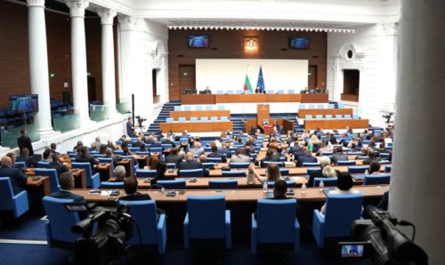 Парламентът пренаписа правилата за изборите: Машинен вот, нови секции и промени за българите в чужбина