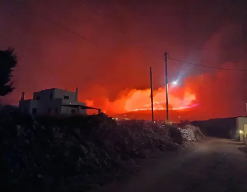 (ВИДЕО) Огнен ад на Парос: Пожарът се разраства, жители на няколко селища са евакуирани