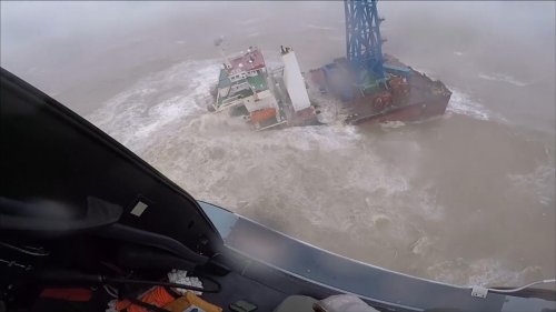 Кораб потъна в Южнокитайско море: 23 моряци са в неизвестност