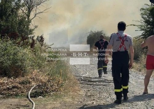 (СНИМКА) Голям пожар край Слънчев бряг: Огънят обхвана 100 декара, пет екипа се борят с пламъците