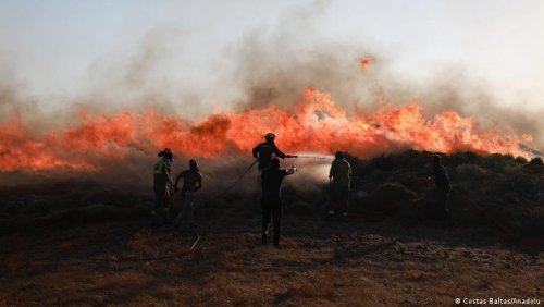 (ВИДЕО) Пожарите край Атина излизат извън контрол: домове горят, евакуации по суша и море