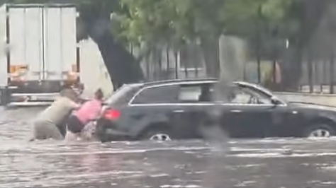 Силна буря удари Лом, улици и булеварди останаха под вода (ВИДЕО)