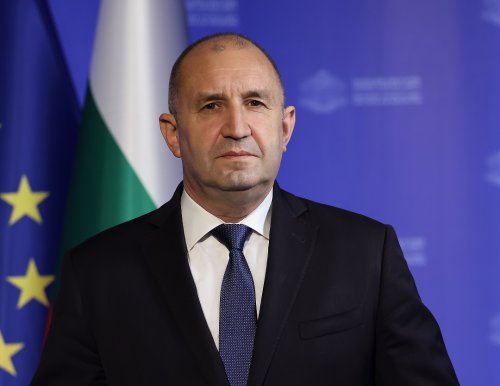 Главата на Радев е буквално на дръвника: ако откаже на американците достъп до Безмер, като нищо ще го свалят
