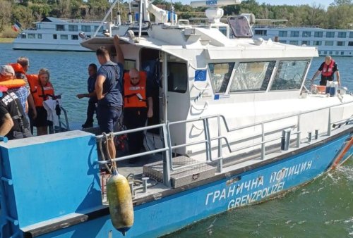 Круизен кораб с 238 души заседна в Дунав край Видин, започна евакуация на пътниците