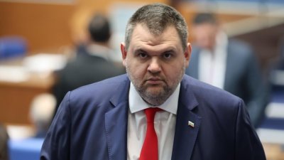 Публично признание, но без последствия: Случаят с чартърите на Пеевски