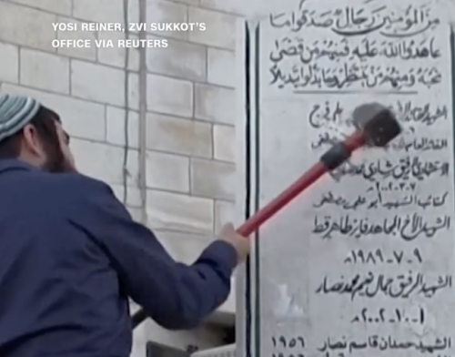(ВИДЕО) Крайнодесен израелски депутат разруши мемориал на палестинско село