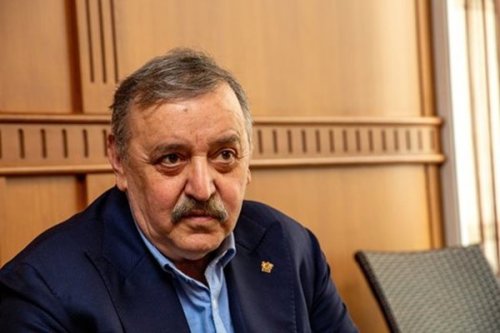 Пръскате с препарат и веднага бършете? Проф. Кантарджиев разкрива защо е безсмислено