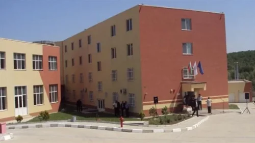 ПРОБИВ В ОХРАНАТА: 12 мигранти опитаха да избягат от центъра в Пъстрогор