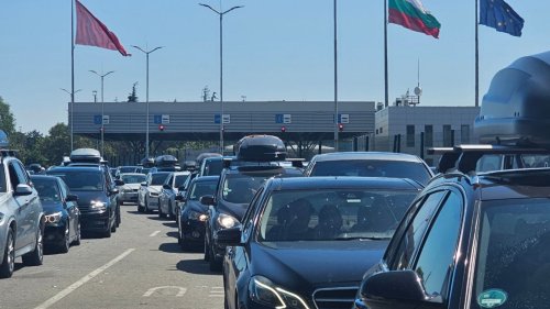 Натоварен ден по пътищата: Катастрофи, пожари и ремонти затрудняват движението