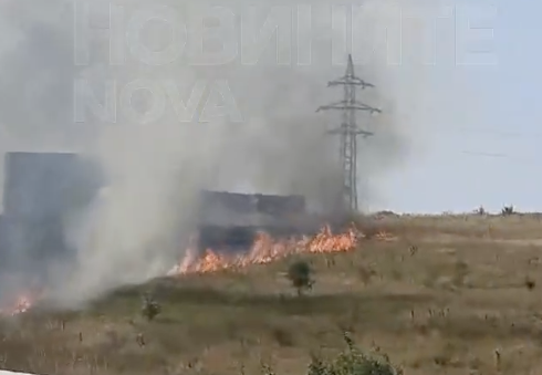(ВИДЕО) Пожар затруднява движението по АМ &bdquo;Тракия&ldquo; към София