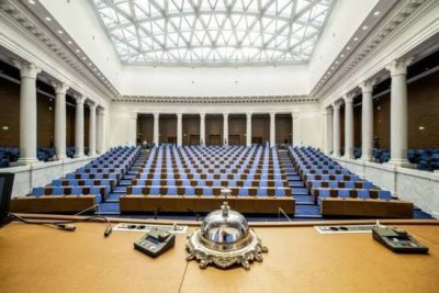 Парламентът прие на първо четене: По-евтино обучение и нови правила за криптовалутите