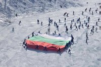 Огромен трибагреник се спусна по пистите в Банско за 3 март