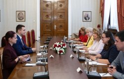 Йотова обсъди с младежките делегати към ООН тревогите на младите българи
