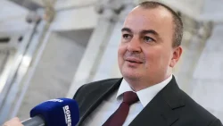 Министър Абровски реже заплатите на шефовете на държавните предприятия
