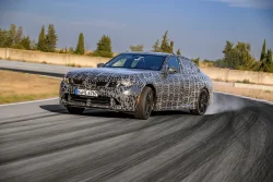 Новото BMW 3 Series идва през 2026: Дизайн Neue Klasse, софтуер &bdquo;Heart of Joy&ldquo; и 443 к.с. за M350 xDrive