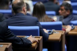 Депутатите тръгват на езикови курсове за 102 хиляди евро