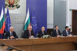 Правителството: Милиони от средства за мантинели са отивали към фирма, свързана с наш дипломат в ОАЕ и кръга около Делян Пеевски