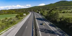 Блокади и ремонти по пътищата: ограничения за камиони над 12 т, реверсивни ленти и затворени проходи