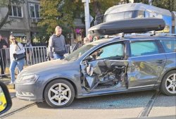 Трамвай отнесе автомобил на „Руски паметник“: Движението е затруднено