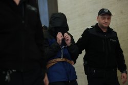 Съдът остави &bdquo;прокурорския син&ldquo; зад решетките, глобиха го за качулка в залата (СНИМКИ)