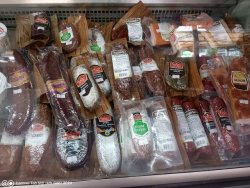 НАП откри 20 кг млечни продукти и колбаси с изтекъл срок в склад в Сливенско