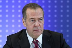 Медведев с нов сигнал: Русия увеличава обсега и точността на оръжията си