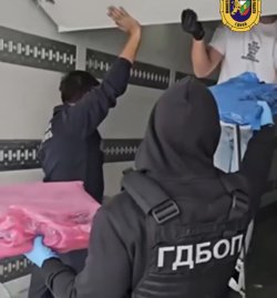 (ВИДЕО) Над 200 кг марихуана и кокаин откриха в два хладилни камиона в месокомбинат в Ловеч
