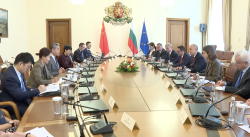 (ВИДЕО) Румен Радев посрещна китайския външен министър: Какво донесе посещението на Уан И в България?