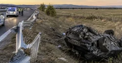Кола се обърна по таван на АМ „Марица“: двама пострадали след удар в мантинела