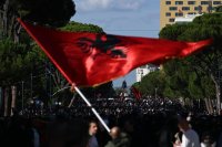 Тирана в пламъци! Протестиращи атакуваха правителствени сгради, полицията отвърна с водни оръдия