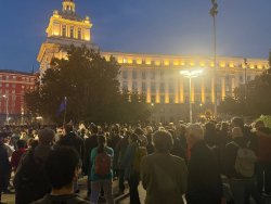 (ВИДЕО) Около 2000 души се събраха пред президентството в протест срещу властта