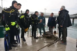 Гуми, телефони и касов апарат: Ето какво извадиха водолази от дъното край Моста в Бургас