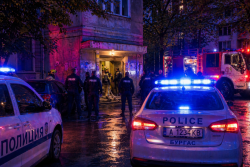 Ужас в Бургас: Откриха разлагащи се тела в мазе на блок