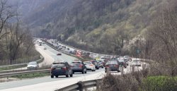 Километри колони на &bdquo;Витиня&ldquo;: трафикът към София се запуши в последния почивен ден
